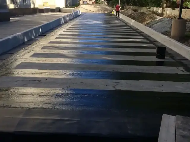 Hot-applied membrane going down on an outdoor ramp deck